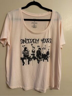 Graphic Tee "Sincerely Yours" in Light Pink